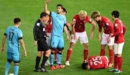 Không chiến với sao Barca, cầu thủ Trung Quốc ngã gãy chân 