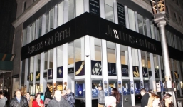 “Nhặt” 5 triệu USD kim cương trong đống rác, bảo vệ bị cảnh sát bắt