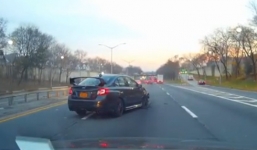 Video: Nát đầu xe vì chạy nhanh vượt ẩu