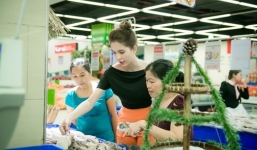 Ngọc Trinh tự tay đi chợ, vào bếp và mua đồ cho người giúp việc