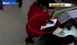 'Nữ quái' liều lĩnh trộm điện thoại ngay trong đồn cảnh sát