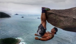 Lột trần sự thật bức ảnh đu mình trên vách đá