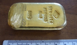 Thiếu nữ nhặt được thỏi vàng 400 triệu khi đi bơi