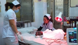 Thương tâm bé trai 13 tháng tuổi bị bỏng 70\% do ngã vào chai xăng