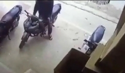 Dân mạng xôn xao clip tên trộm thản nhiên bẻ khóa lấy xe trong vài giây