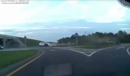 Chạy trốn cảnh sát, tên tội phạm gây tai nạn đâm xe tải văng xa 20m