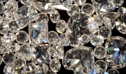 Kim cương trị giá 5 triệu đô bị đánh rơi trong thùng rác