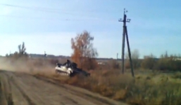 Video: Xe tăng mất lái đâm cột điện