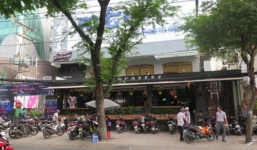 Bắt quả tang 'chân dài' mặc gợi cảm mua vui cho khách giữa ban ngày