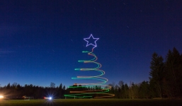 Dùng drone vẽ xe tuần lộc, cây thông và ông già Noel