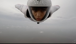 Đứng tim xem nữ VĐV nhảy dủ lượn qua khe hai nhà cao tầng ngoạn mục