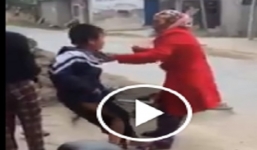 Người nhà phẫn uất xé quần áo bé trai mồ côi trốn học đi chơi game