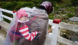 Ngậm ngùi hình ảnh cha cõng con sơn cầu dưới trời rét 1 độ C ở Sa Pa