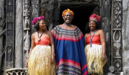 Cận cảnh dinh thự của ông vua có 100 người vợ, 500 người con