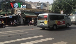 Hàng chục người nâng ôtô, cứu bé gái bị cuốn dưới gầm