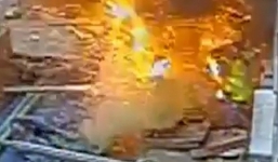 Nổ hiện cao thế kinh hoàng vì khoan trúng cáp điện 11.000 vôn