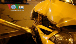 Tài xế vừa lái xe vừa xoa dầu, taxi tông thẳng vào dải phân cách