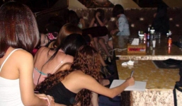 Tp.HCM: Hàng chục nữ tiếp viên ăn mặc khiêu gợi phục vụ khách Hàn Quốc