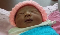 Bé trai sơ sinh kháu khỉnh bị bỏ rơi bên vệ đường