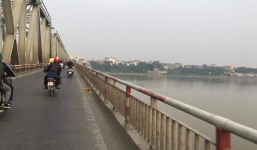 Cô gái trẻ để lại xe máy, nhảy cầu Chương Dương tự tử