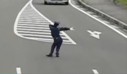 Chàng CSGT điều tiết giao thông kiểu mới, khiến dân mạng cười nghiêng ngả