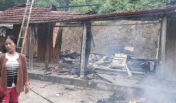 Hà Nội: 'Ma men' đốt nhà, đâm chết công an xã