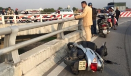 Hải Dương: Chồng lái xe máy đâm vào thành cầu, vợ rơi xuống đất tử vong