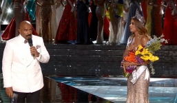 Chân dung MC gây sự cố tai hại trong chung kết Hoa hậu Hoàn vũ 2015 