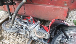 Tai nạn nghiêm trọng, thi thể người đàn ông biến dạng dưới gầm tàu hỏa