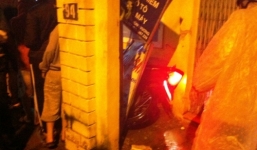 Xe máy chạy tốc độ cao lao vào nhà dân, nam thanh niên thoát chết hy hữu