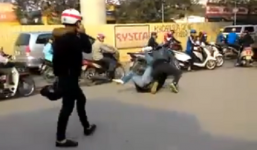 Va chạm giao thông, thanh niên 'hổ báo' gặp đúng con nhà võ