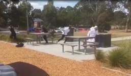 Cười bò với phản ứng của mọi người khi bị 'người Hồi giáo' giả ném bom