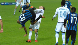 Video: Cầu thủ Inter thi triển taekwondo với sao Lazio