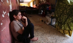 IS xông vào nhà trắng trợn bắt phụ nữ Yazidi làm nô lệ