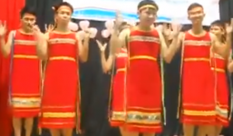 Video nam sinh giả gái nhảy múa thu hút nghìn lượt xem