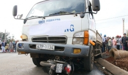 Tai nạn giao thông, cô gái chết thảm dưới gầm xe tải