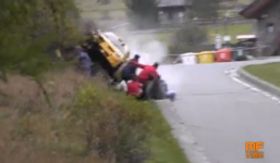 Cả nhóm người may mắn thoát chết, khi ô tô lao lên vệ đường