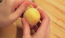 Video: Cách nướng bánh thơm ngon đơn giản với vỏ trứng gà