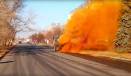 Video: Xe bồn chở hóa chất phát nổ, bốc khói màu cam