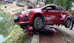 Nữ tài xế suýt lao xuống hồ vì đạp nhầm chân ga