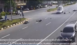 Video: Bị ô tô hất văng khi vừa đứng dậy sau tai nạn