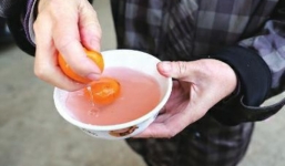 Trung Quốc: Rùng mình rửa quýt ra nước màu hồng