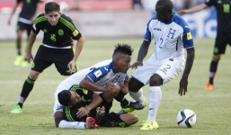 SỐC: Nằm lăn ra sân vẫn bị đối phương sút thẳng mặt