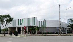 Showroom 'cấm cửa' khách Việt có phạm luật?