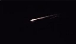 'Vật phát sáng' khổng lồ quét qua bầu trời Las Vegas