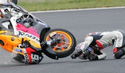 Video: Những vụ tai nạn đình đám ở đường đua moto GP 2015