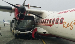 Xe bus chở phi hành đoàn đâm vào máy bay