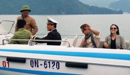 Vợ chồng Angelina Jolie chèo thuyền thăm vịnh Hạ Long