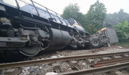 Hà Nội: Tông vào xe tải, đầu tàu hỏa văng khỏi đường ray