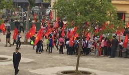 Nghi vấn học sinh được cho tiền để nghỉ học phản đối xây trung tâm thương mại